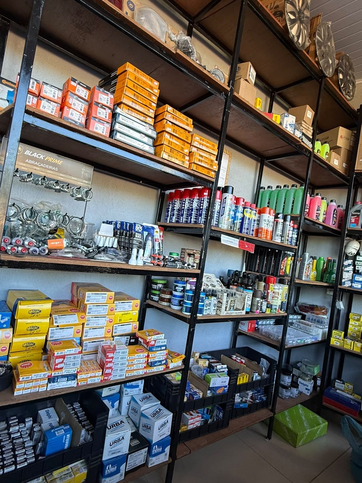 Velas, abraçadeiras, sprays e acessórios automotivos