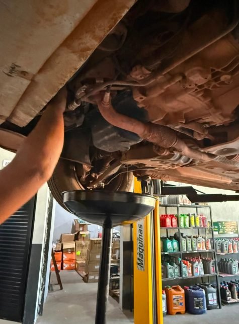 Troca de óleo profissional em veículo elevado na Autopeças Ferreira
